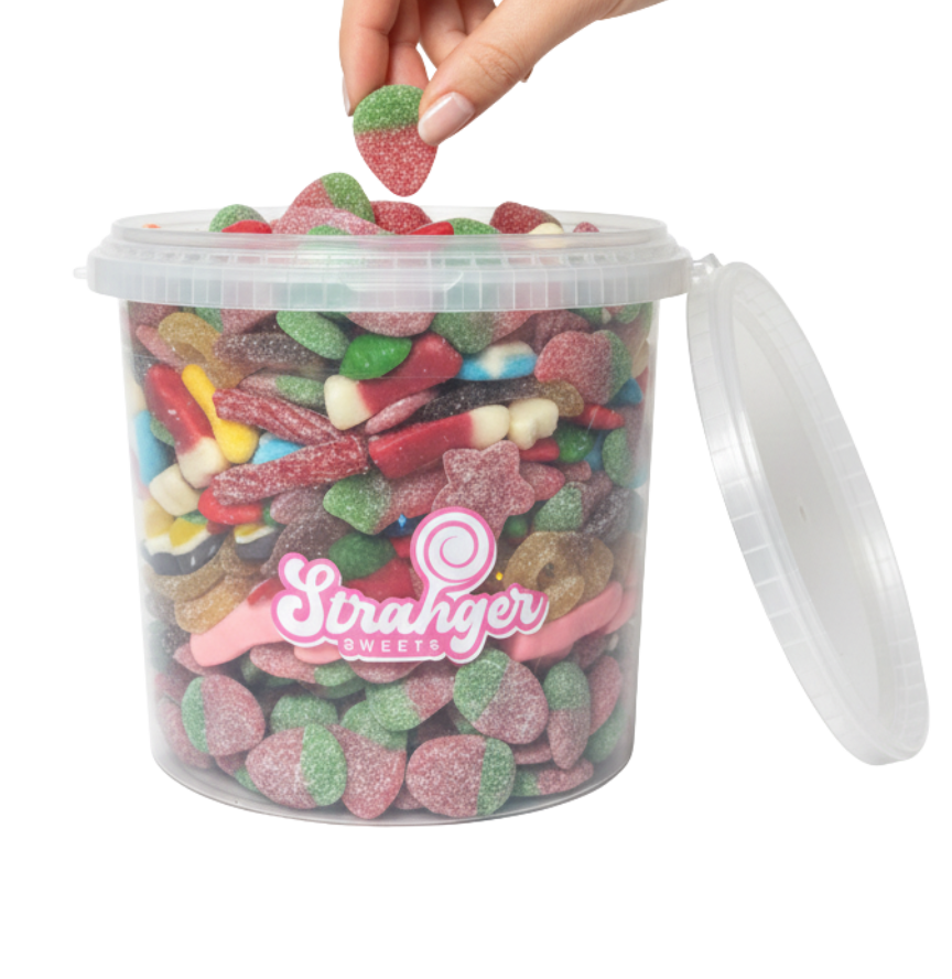 Mano che prende caramella da candy bucket 3.5kg - secchiello trasparente con mix caramelle gommose colorate frizzanti